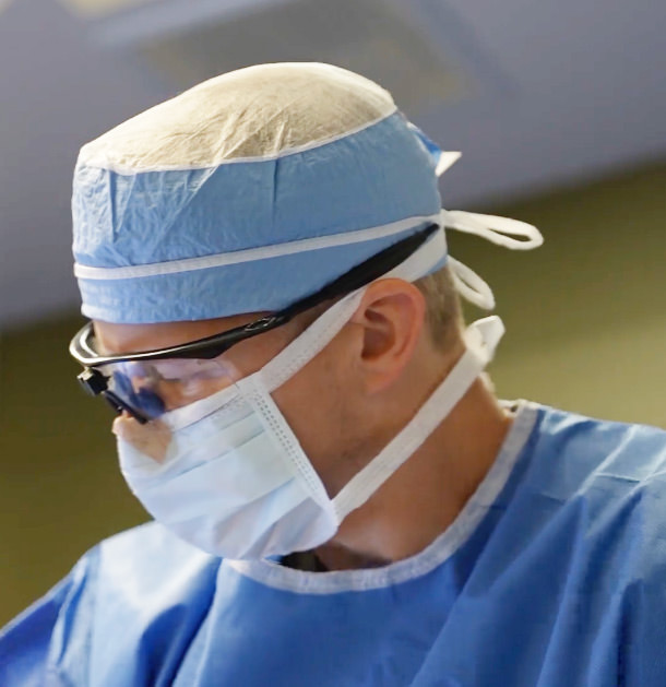 Lukasz "Luke" Swistun, MD preforming surgery
