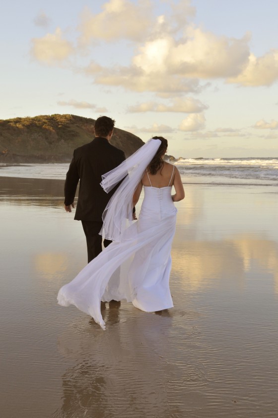 stock-models-beach-wedding